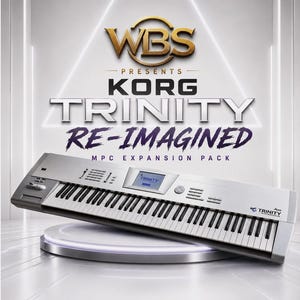 Può includere: Una tastiera sintetizzatore Korg Trinity color argento con tasti neri e uno schermo digitale centrale. Il testo WBS PRESENTS KORG TRINITY RE-IMAGINED MPC EXPANSION PACK è visualizzato sopra la tastiera in grassetto nero e viola.