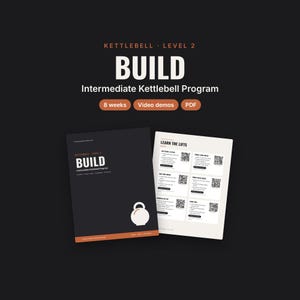 Puede incluir: Un programa de kettlebell de nivel intermedio titulado BUILD, que incluye una guía de 8 semanas, demostraciones en video y formato PDF. La portada es negra con detalles en naranja y un icono de kettlebell, mientras que la página interior muestra instrucciones de ejercicios y códigos QR.