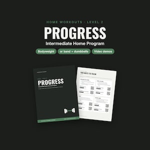 Może przedstawiać: Cyfrowy przewodnik treningowy zatytułowany PROGRESS Intermediate Home Program, Level 2. Okładka jest ciemnozielona z białym tekstem i ikoną hantli. Wewnętrzna strona pokazuje Two Ways To Train z listami ćwiczeń i kodami QR do demonstracji wideo.