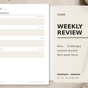 Op de afbeelding: Een witte plannerpagina met de titel Weekly Review met secties voor Wins, Challenges, Lessons en Next Week Focus. Daarnaast toont een beige kaart de tekst CAIRN WEEKLY REVIEW, Wins, Challenges, Lessons learned, Next-week focus, PRINTABLE, UNDATED, A4, A5, US LETTER PDF.