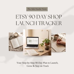 Op de afbeelding: Een digitale planner getiteld Etsy 90 Day Shop Launch Tracker door The Side Hustle Mom. De afbeelding toont een laptop met analyses, een wandkalender, een notitieboek en een mok. De tekst luidt: Your Step-by-Step 90-Day Plan to Launch, Grow & Stay on Track.