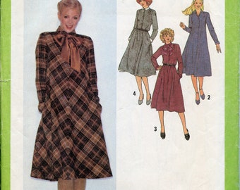 70s Women's Bias Dress Sewing Pattern - A-line Dress, Button Front dress - Size 6 8 Bust 30 30.5 Simplicity 9137