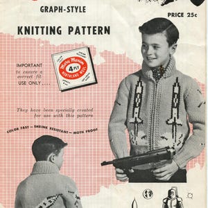 Peut inclure: Un patron de tricot vintage Mary Maxim pour un cardigan 4 fils intitulé Outer Space, tailles 8-10-12. La couverture présente un cardigan en tricot clair avec un motif de fusée sombre, porté par deux modèles, avec des illustrations spatiales.