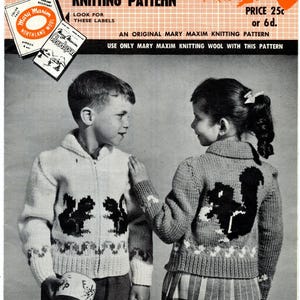 Op de afbeelding: Een vintage Mary Maxim breipatroonboekje, nr. 518 Squirrel, met een grafisch ontwerp voor een vest in de maten 2-4-6-8 jaar. De omslag toont twee kinderen die gebreide vesten dragen met een eekhoornmotief en een rasterachtergrond.
