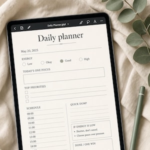 Pode incluir: Um tablet digital exibindo um modelo de planejador diário intitulado Daily planner com seções para rastreamento de energia, foco, prioridades, uma agenda das 08:00 às 20:00, uma área de notas e gestão de energia e conquistas diárias.