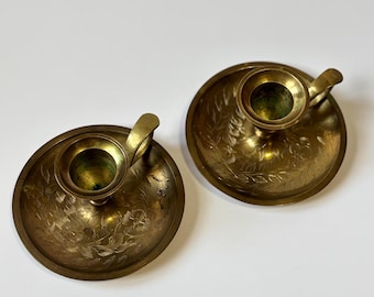 Paire de bougeoirs vintage en laiton gravé – Bougeoirs artisanaux indiens en laiton avec anneaux pour les doigts et gravures florales