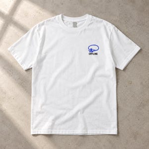 Może przedstawiać: Biały t-shirt z krótkim rękawem z małą grafiką na lewej piersi. Grafika przedstawia niebieską ikonę wtyczki elektrycznej z przewodem tworzącym pętlę, umieszczoną bezpośrednio nad słowem OFFLINE wydrukowanym pogrubionymi czarnymi literami.