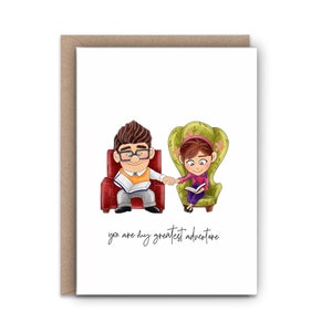 Puede incluir: Una tarjeta de felicitaci&oacute;n con una pareja de dibujos animados sentada en sillones, tom&aacute;ndose de la mano y leyendo libros. El texto de la tarjeta dice "Eres mi mayor aventura."