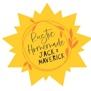 K&ouml;nnte beinhalten: Ein gelbes Sternlogo mit den Worten "Rustic Homemade" in handschriftlicher Schrift und "JACK & MAVERICK" in einer serifenlosen Schrift. Der Text ist von einem orangefarbenen Blumendesign umgeben.
