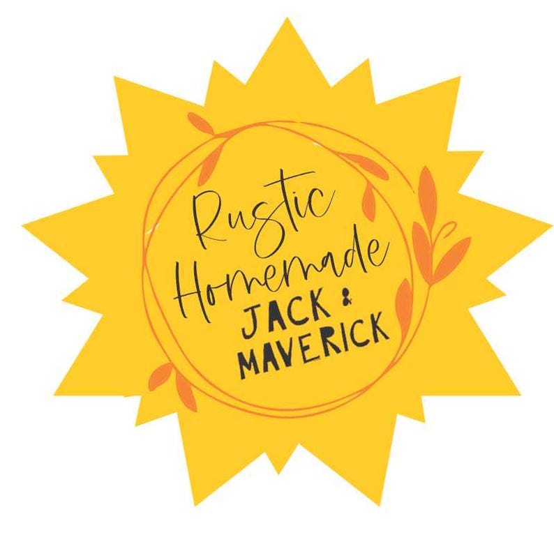 K&ouml;nnte beinhalten: Ein gelbes Sternlogo mit den Worten "Rustic Homemade" in handschriftlicher Schrift und "JACK & MAVERICK" in einer serifenlosen Schrift. Der Text ist von einem orangefarbenen Blumendesign umgeben.