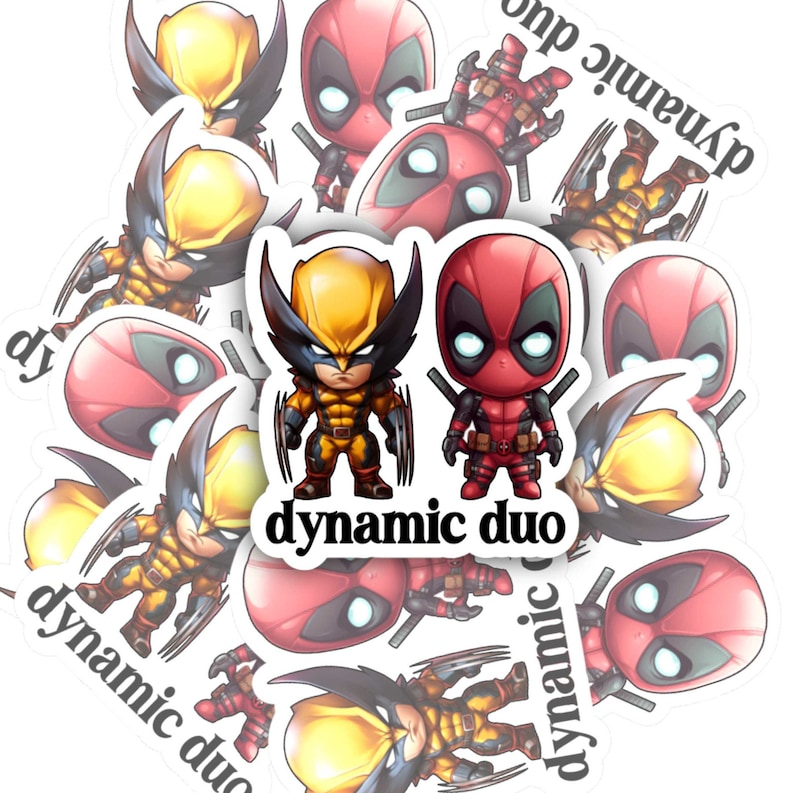Puede incluir: Un conjunto de 10 pegatinas con versiones de dibujos animados de Wolverine y Deadpool. Las pegatinas son blancas con un borde negro y tienen el texto "dynamic duo".