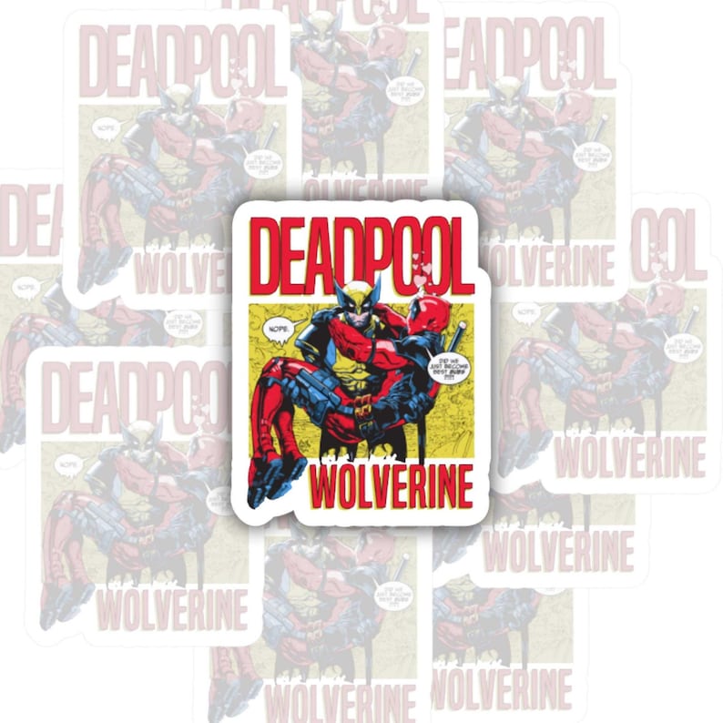 K&ouml;nnte beinhalten: Ein Aufkleber mit einer Comic-Illustration von Deadpool und Wolverine. Die W&ouml;rter "DEADPOOL" und "WOLVERINE" sind in Rot und Wei&szlig;. Der Hintergrund ist hellgelb mit Sprechblasen.