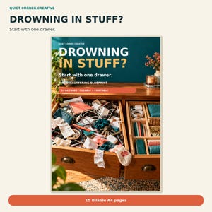 Pode incluir: Um guia digital de organização intitulado DROWNING IN STUFF? Start with one drawer. THE DECLUTTERING BLUEPRINT. A capa apresenta uma imagem dividida com uma gaveta de madeira desarrumada e uma gaveta organizada com divisórias.