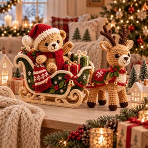Könnte beinhalten: Ein gehäkelter Teddybär mit rot-weißer Weihnachtsmütze und Schal sitzt in einem dunkelgrünen gehäkelten Schlitten mit weißen Schneeflockenmustern. Ein gehäkeltes Rentier mit braunem Geweih und rotem Geschirr zieht den Schlitten mit kleinen Geschenken.