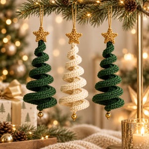Può includere: Tre ornamenti pendenti a forma di alberi di Natale a spirale, due verde scuro e uno color crema. Ogni albero è sormontato da una piccola stella dorata all'uncinetto e presenta una perlina dorata sulla punta inferiore, appeso a un filo dorato.