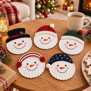 Puede incluir: Cinco posavasos de ganchillo con forma de muñeco de nieve, con caras blancas, ojos y bocas bordados en negro, narices naranjas y mejillas rosadas. Cada muñeco lleva un accesorio de invierno diferente: sombrero, gorro o orejeras.