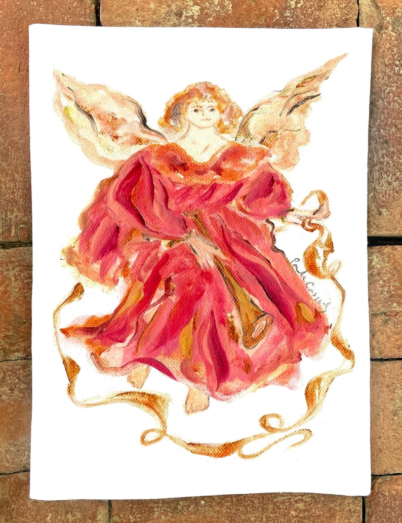 以下が含まれることがあります： 翼のある天使の絵画。赤いローブを着て、金色のトランペットを持っています。天使は金色のつるのような模様に囲まれています。絵画は「ローラ・キャシディ」と署名されています。