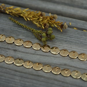 Colgante de cuentas de monograma de alfabeto de oro para joyas personalizadas, regalo escandinavo, regalo reflexivo, collar de diseño personalizado y pulseras