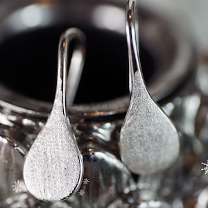 Silver teardrop dangle earrings | Silver raindrop dangle earrings | Silver minimal earrings | Gift for her | Girlfriend gift | wife gift