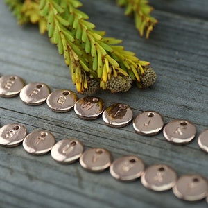 Colgante de cuentas de monograma de alfabeto de oro rosa para joyas personalizadas, collar de diseño personalizado y pulseras