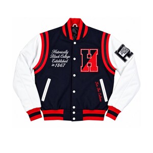 Op de afbeelding: Een marineblauw en wit varsity jack met rode accenten. De voorkant is voorzien van een grote rode letter H, de tekst Historically Black College Established in 1867 en For The Culture. De linkermouw heeft een patch met Legacy History Pride.