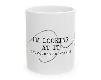 Lo estoy mirando. Taza de cerámica blanca de artista de 11 y 15 oz.