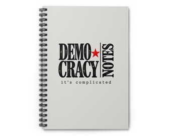 Cuaderno de espiral / diario rayado "Apuntes sobre la democracia", frase política "es complicado".