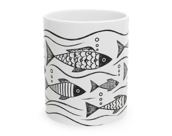 Taza de cerámica con estampado de peces dibujados a mano