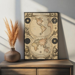 Op de afbeelding: Een ingelijste wereldkaart in vintage-stijl met de titel Orbis Terrarum, voorzien van twee cirkelvormige hemisferen, hemelse illustraties van de zon, maan en sterren, en decoratieve botanische randen op een crèmekleurige achtergrond.