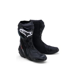 Op de afbeelding: Een paar zwarte motorrace-laarzen met een wit Alpinestars-logo op de buitenenkel, geperforeerde lederen panelen, versterkte beschermplaten en een slank, hoog model met gestructureerde ondersteuning voor de voet en het onderbeen.