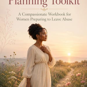 Puede incluir: La portada del libro The Exit Planning Toolkit: A Compassionate Workbook for Women Preparing to Leave Abuse de Amaka Paddy-Okafor muestra a una persona con un vestido color crema de pie en un campo de flores silvestres al atardecer.