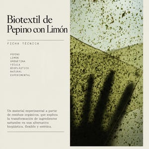 Op de afbeelding: Een rechthoekig vel van doorschijnend, lichtgroen bioplastic materiaal met donkergroene organische vlekjes. De tekst luidt: Autopsy Upcycling Biotextiles, Biotextil de Pepino con Limón, Ficha Técnica, Pepino, Limón, Grenetina, Fécula, Bioplástico, Natural, Experimental.