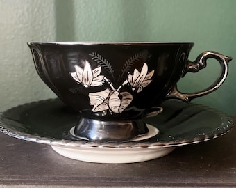 Tazza e piattino vintage Rudolf Wachter Bavaria, tema "Tea Party delle Streghe", porcellana del dopoguerra, finitura argentata nera lucida, stile dark academia goth.