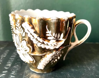 Antyczna niemiecka porcelanowa filiżanka do herbaty z dewizą • Wiktoriański złoty kubek prezentowy z napisem „Myśl o mnie” • Wypukłe kwiaty moriage, relikwia w stylu shabby chic