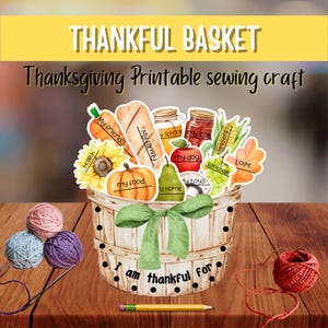 Puede incluir: Un kit de manualidades imprimible de Thankful Basket para Acción de Gracias con una ilustración de una cesta de madera con un lazo verde y varios recortes de comida y naturaleza etiquetados con texto, además de ovillos de lana.