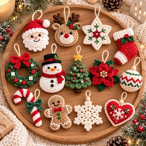 Può includere: Una collezione di tredici decorazioni natalizie all'uncinetto tra cui Babbo Natale, una renna, un fiocco di neve, una calza, una ghirlanda, un pupazzo di neve, un albero, una stella di Natale, una pallina, un bastoncino di zucchero e un cuore.