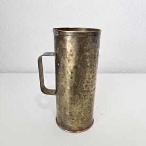 Vintage handgehamerde messing kan/mok van 7,5 inch (19 cm) met massief koperen bodem, gemaakt in de VS.