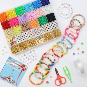 Puede incluir: Una caja organizadora de plástico con múltiples compartimentos llena de cuentas de arcilla planas de colores, cuentas de letras, cuentas de números y dijes dorados. Incluye pulseras terminadas, cordón elástico, tijeras, pinzas y una tarjeta.