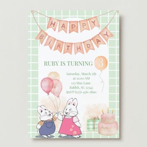 Puede incluir: Una tarjeta de invitación de cumpleaños con fondo de cuadrícula verde claro, una pancarta color melocotón de Happy Birthday, dos conejos de dibujos animados, un pastel rosa de dos pisos y globos. El texto incluye Ruby is turning 3, Saturday, March 5th, 11:00 AM, 123 Max Lane, Rabbit, SC 12345 y RSVP (123)-456-2890.