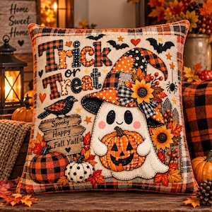 Puede incluir: Un cojín decorativo cuadrado con un fantasma que lleva un sombrero de bruja a cuadros y sostiene una calabaza. El diseño incluye el texto Trick or Treat, Spooky, Happy, Fall Yall, junto con calabazas, girasoles, un pájaro negro y murciélagos.