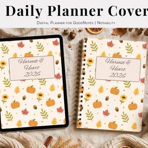 Puede incluir: Una tableta digital y un cuaderno de espiral con una cubierta de color crema con un patrón otoñal de calabazas naranjas, girasoles amarillos, bellotas marrones y hojas coloridas. Ambos muestran el texto Harvest & Heart 2026.