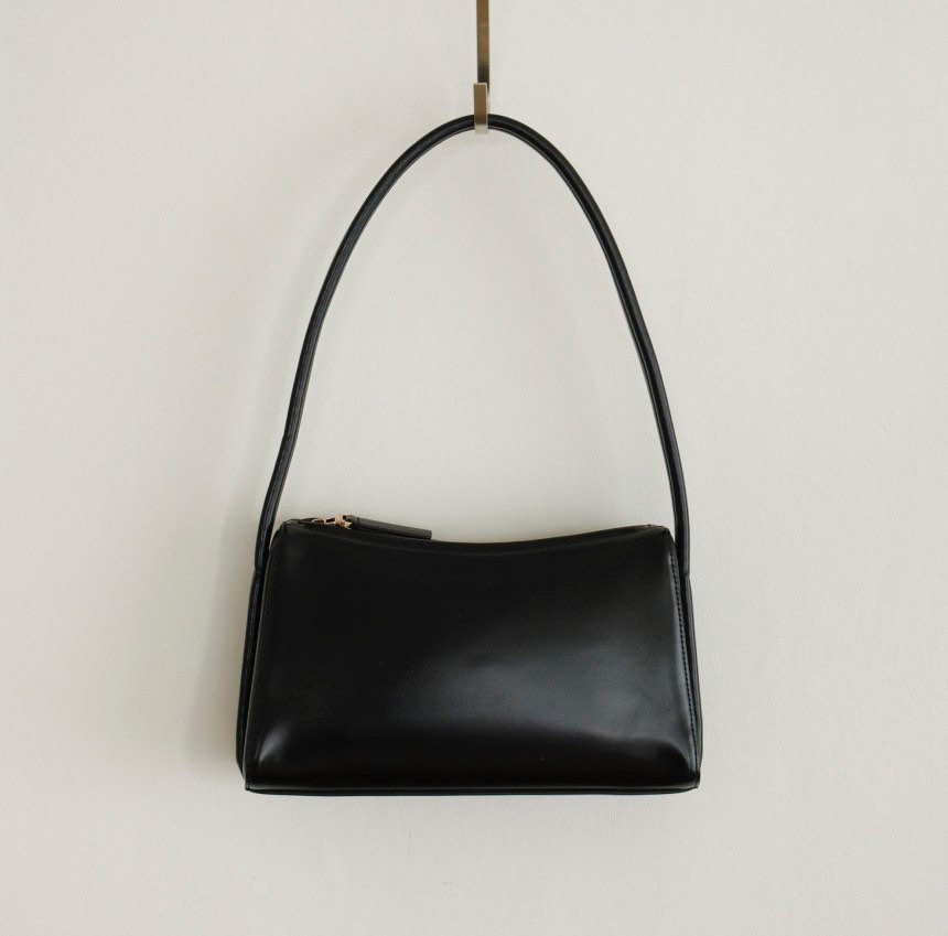 black leather saddle bag handbag — MUSEUM OUTLETS
