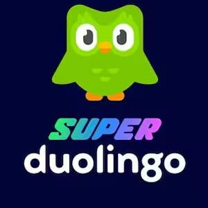 Puede incluir: Un personaje de búho de color verde brillante con grandes ojos blancos y un pico naranja se sitúa sobre el texto SUPER duolingo. La palabra SUPER presenta un degradado de verde a morado, mientras que la palabra duolingo está escrita en blanco.