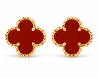 Orecchini a clip con quadrifoglio in corniola rossa placcati in oro 18 carati, bordo decorato con perline.