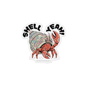 Op de afbeelding: Een gestanste sticker met een cartoon heremietkreeft met een patroonrijke, veelkleurige schelp in roze, blauwgroene en beige tinten. De kreeft is oranje met zwarte omlijningen. Boven de kreeft staat de tekst SHELL YEAH! en onderaan MARIHADAbyJEA.