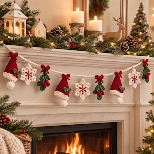 Op de afbeelding: Een kerstslinger met gehaakte ornamenten, waaronder rood-witte kerstmutsen, witte sneeuwvlokken met een rood centrum en groene maretakken met rode bessen, allemaal geregen aan een dik, crèmekleurig gevlochten touw.