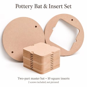 Op de afbeelding: Een pottenbakkersschijf-set met een lichtbruine ronde basisplaat met twee gaten, een rond frame met een vierkante uitsparing en tien gestapelde vierkante inzetstukken. De tekst luidt: Pottery Bat & Insert Set, Two-part master bat, 10 square inserts.