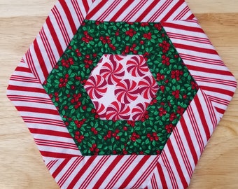 Peppermint and Holly Hot Pad / Potholder with 4 Mug Mats