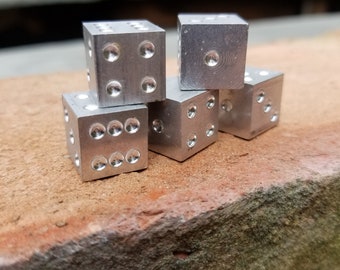Conjunto de 5 dados de alumínio maciço