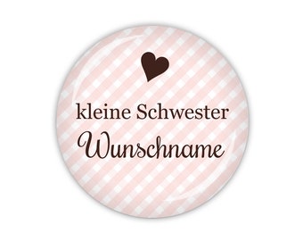 VICHY kleine Schwester mit Wunschname, hellblau oder rosa (Art. TA01) als Button, Magnet, Taschenspiegel oder Flaschenöffner erhältlich